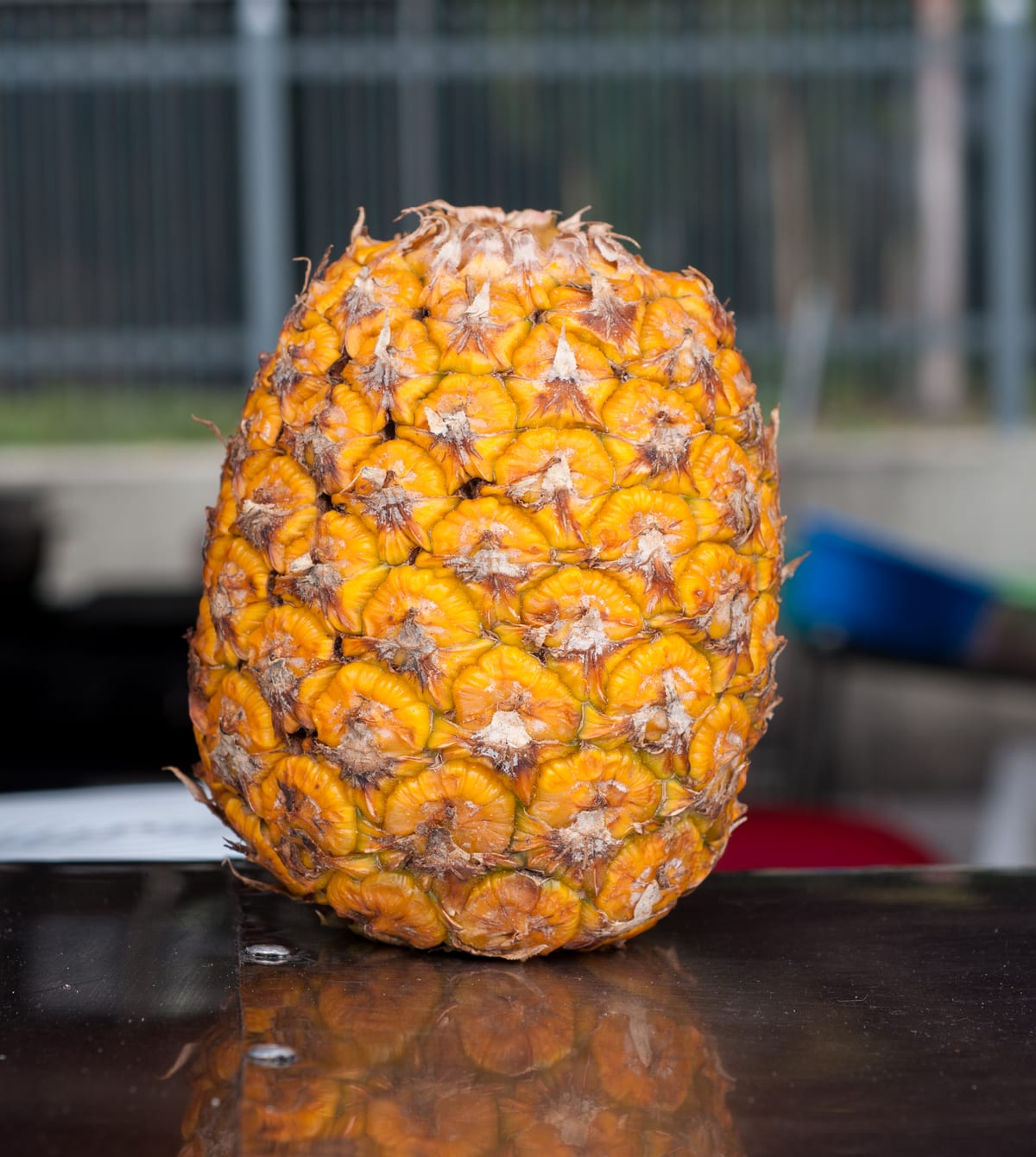 Ananas entier posé sur un plan de travail