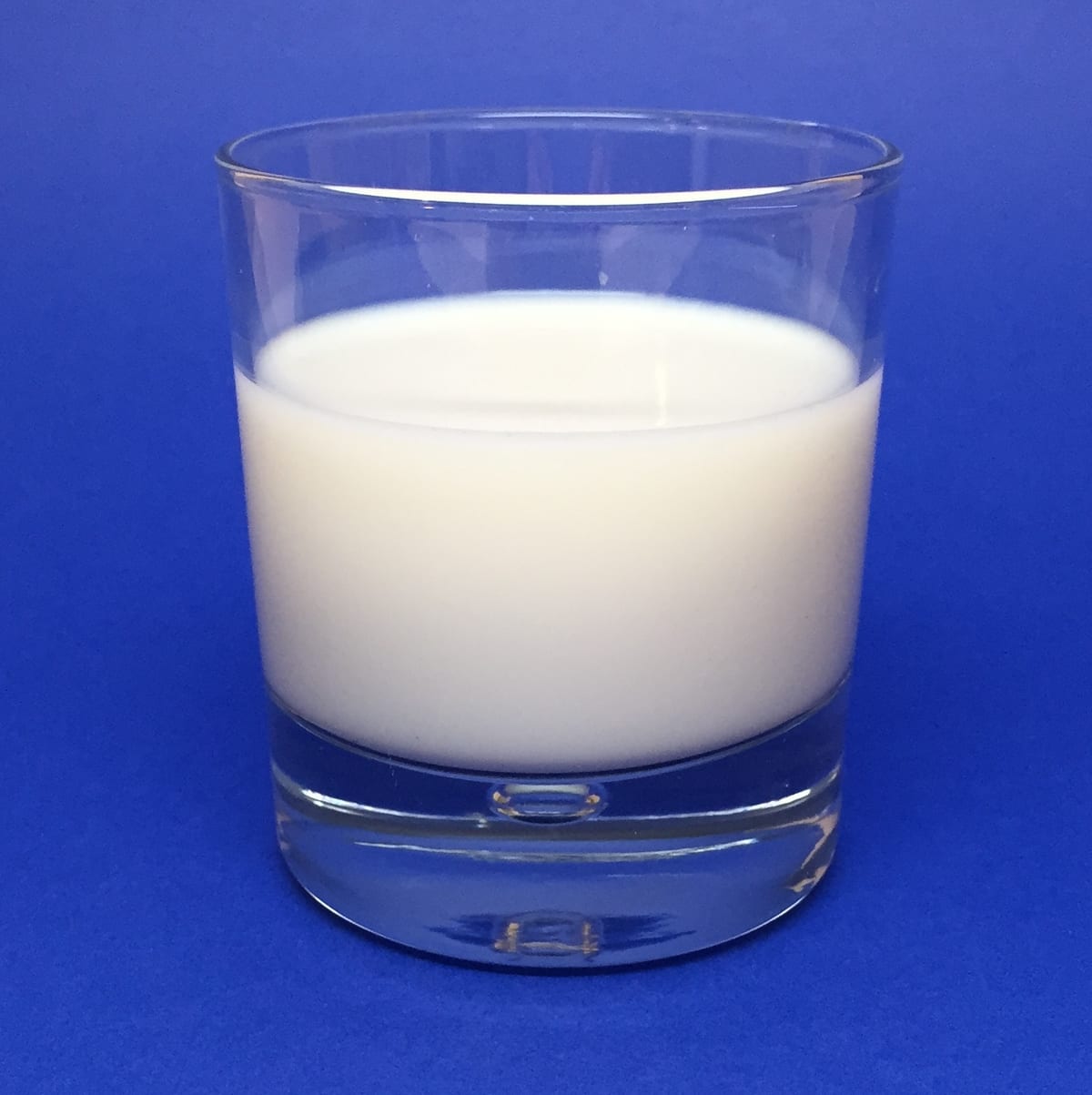 Verre de lait sur fond bleu